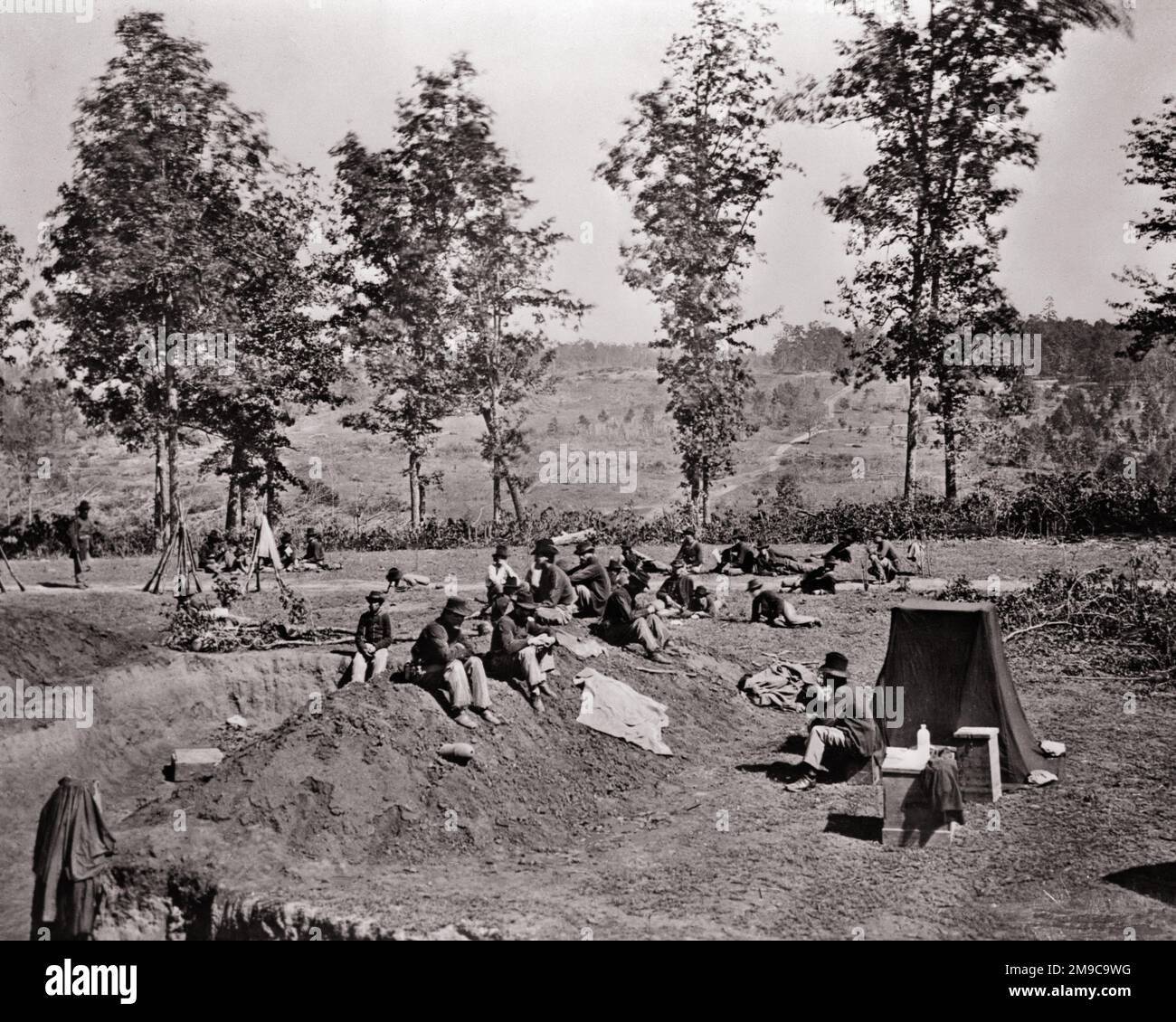 1800s 1860s JULY 22 1864 FEDERAL UNION LINES AMERICAN CIVIL WAR PROBABLY PHOTO BY GEORGE BARNARD SOUTHEAST OF ATLANTA GA USA   - h7551 LAN001 HARS WIDE ANGLE HIGH ANGLE STRENGTH VICTORY UNION COURAGE EXCITEMENT POWERFUL SOUTHEAST LABOR PRIDE OPPORTUNITY LINES OCCUPATIONS POLITICS UNIFORMS CONCEPTUAL 1860s FORTIFICATIONS JULY 22 TOGETHERNESS TRENCHES 1864 AMERICAN CIVIL WAR BATTLES BLACK AND WHITE CIVIL WAR CONFLICTS FEDERAL GA OLD FASHIONED Stock Photo