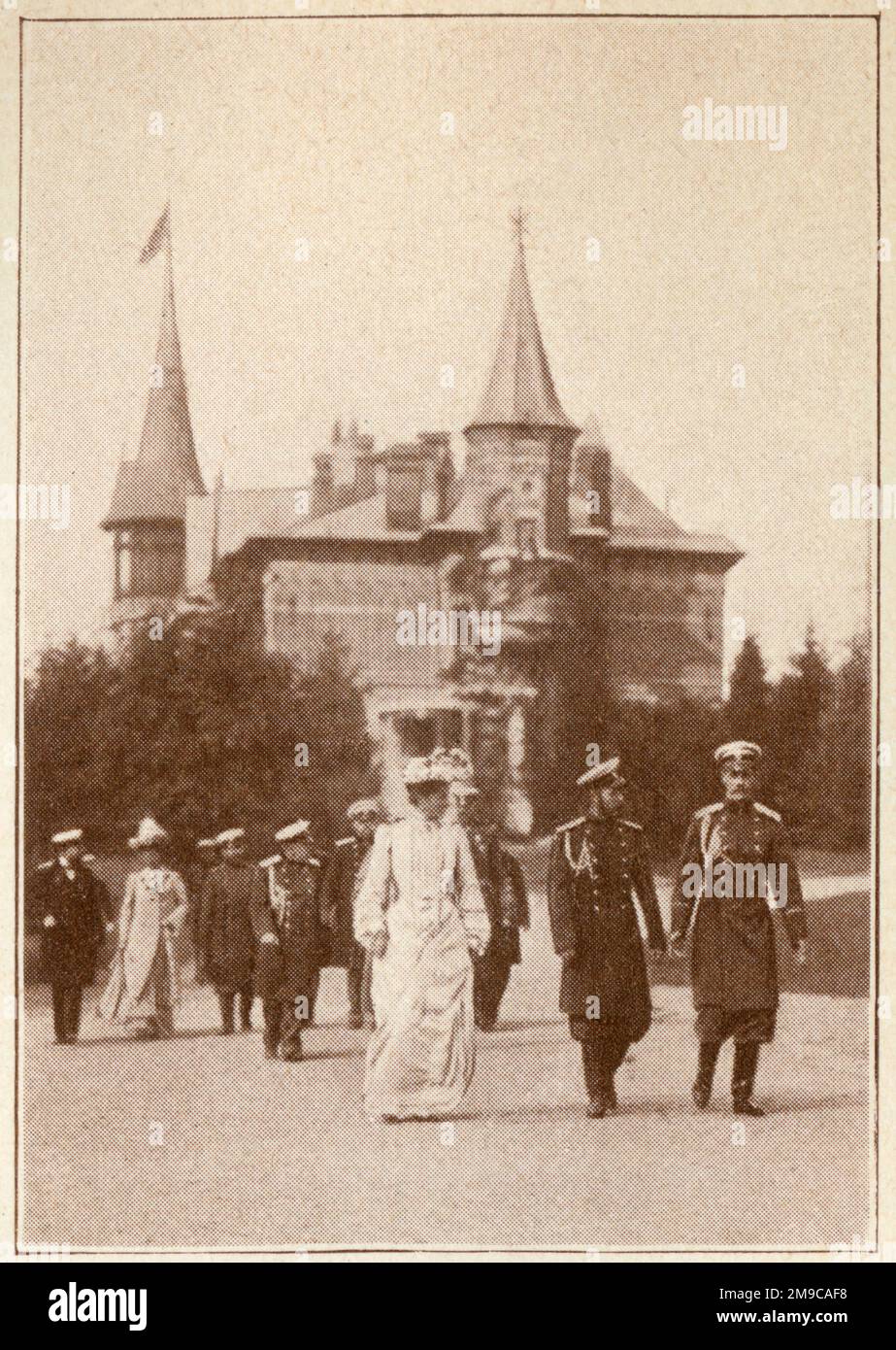 Russia - Tsar Nicholas II and Tsarina Alexandra Feodorovna in the Bialowieza Forest on the border between Belarus and Poland in 1912. The Palace/Grand Hunting Lodge built by Tsar Alexander III can be seen in the background. Stock Photo