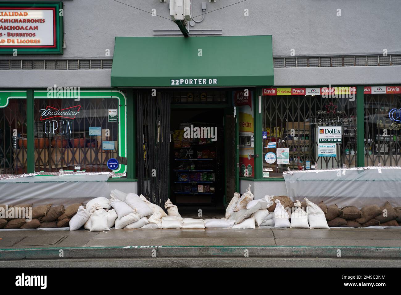 Sandbag store hi res stock photography and images Alamy