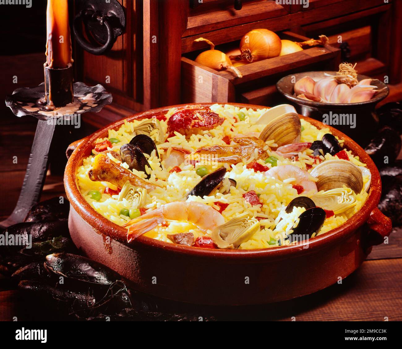 1980s PAELLA SPANISH MEDITERRANEAN DISH OF RICE SAFFRON CHICKEN SEAFOOD SHRIMP MUSSELS SERVED IN SHALLOW TERRA COTTA CASSEROLE  - kf21254 PHT001 HARS SEAFOOD Stock Photo