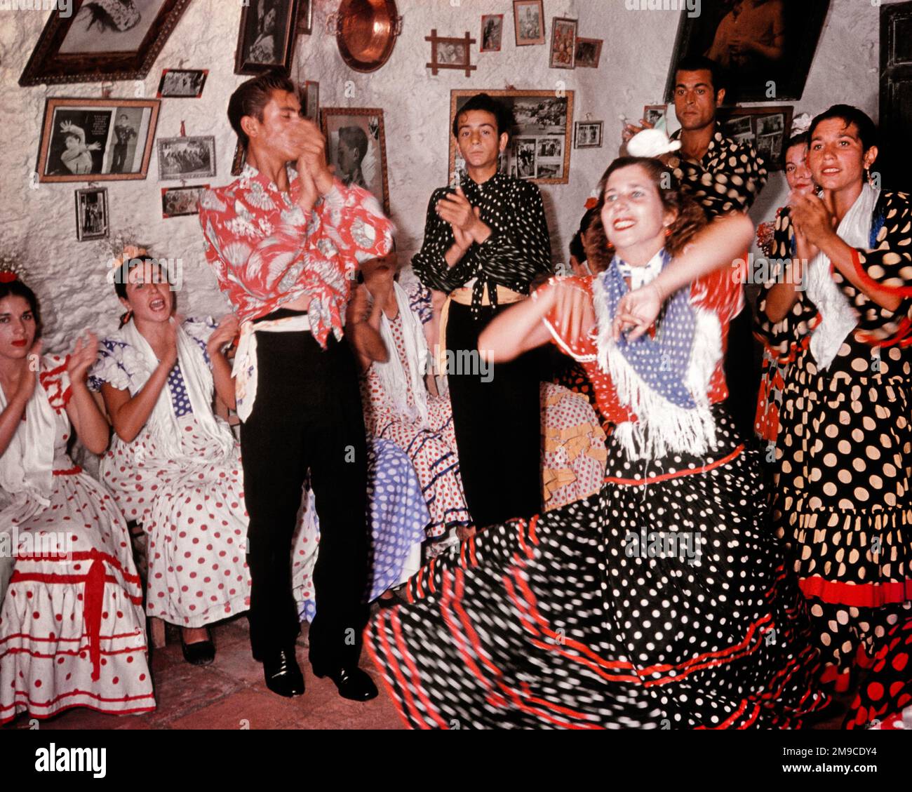 1940s 1950s PEOPLE DANCING FLAMENCO CLAPPING AND SINGING INSIDE ONE OF THE GYPSY CAVE HOMES OF SACROMONTE IN GRANADA SPAIN - kr8470 LAN001 HARS SATISFACTION CELEBRATION FEMALES CLAPPING RURAL HOME LIFE COPY SPACE FRIENDSHIP FULL-LENGTH HALF-LENGTH LADIES PERSONS INSPIRATION TRADITIONAL MALES ENTERTAINMENT CONFIDENCE EUROPE SPAIN PERFORMING ARTS GYPSY HAPPINESS EUROPEAN AND EXCITEMENT RECREATION SONG TRADITION VOCAL PRIDE CAVE ENTERTAINER HOMES MOTION BLUR VOCALIZE POLKA DOT VOCALS CULTURE ESTABLISHED SONGS STYLISH WHITEWASHED COOPERATION JOYOUS YOUNG ADULT MAN YOUNG ADULT WOMAN OLD FASHIONED Stock Photo