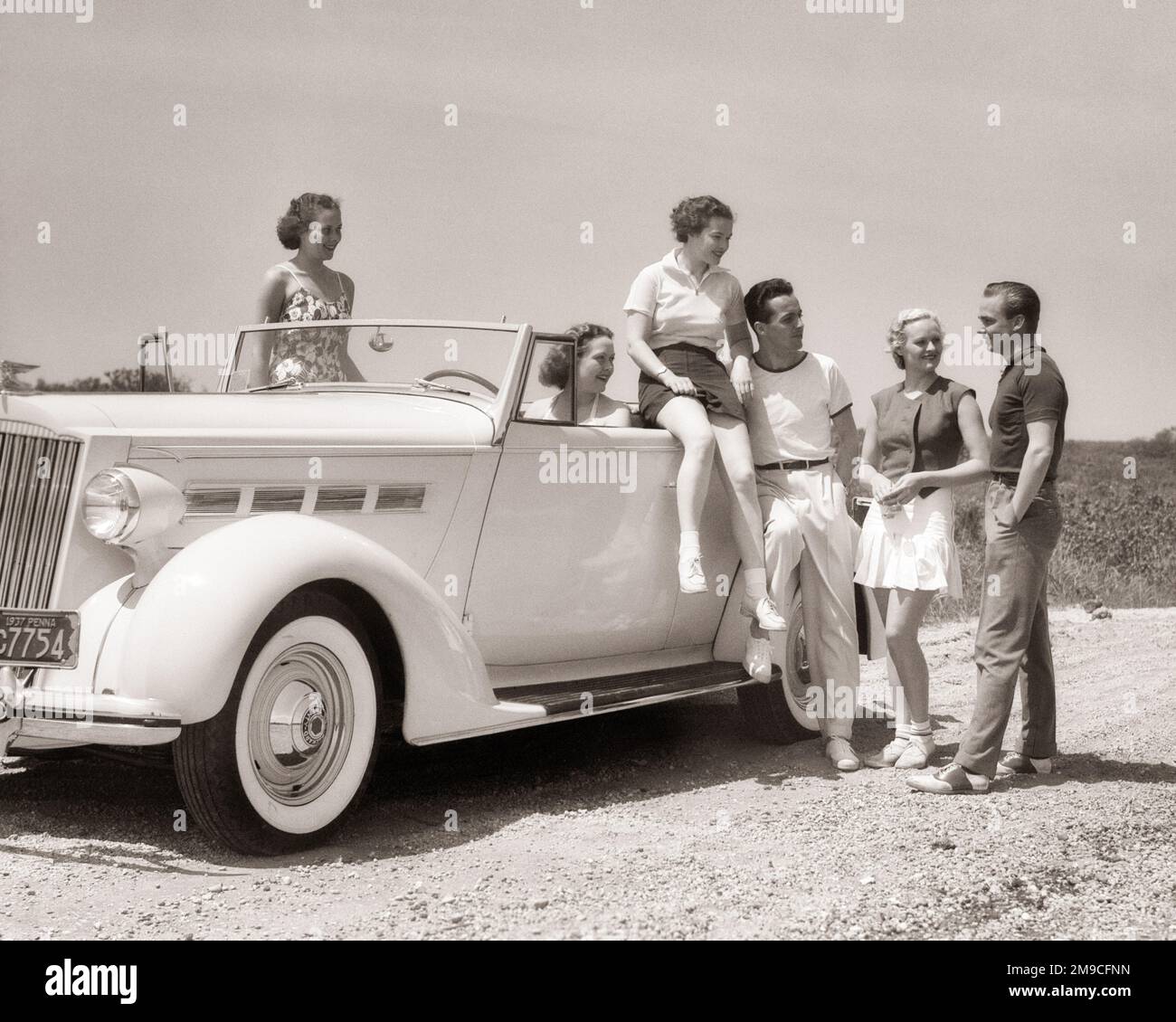 Group of young women 1930s hi-res stock photography and images - Alamy