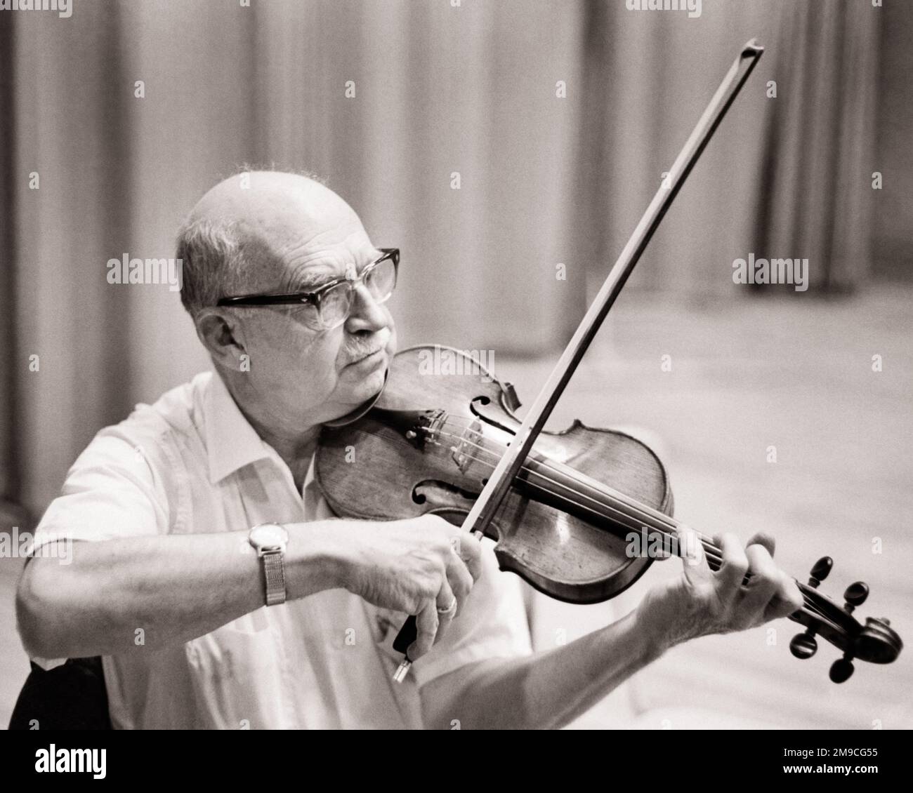 1960s SENIOR MAN PLAYING A VIOLIN m8336 KRU001 HARS HIGH ANGLE HOBBY