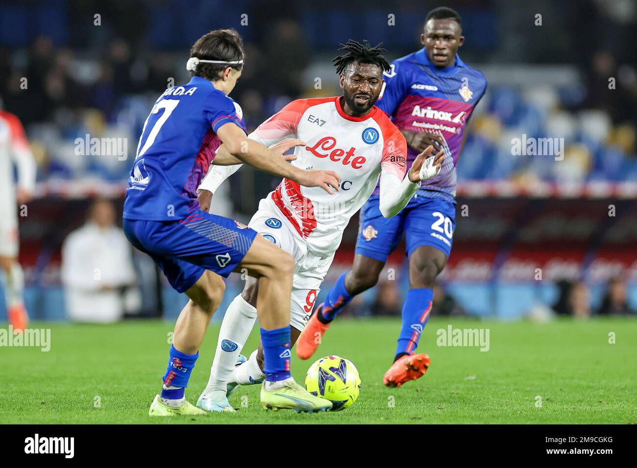 Napoli, Italy. 17th Jan, 2023. Leonardo Sernicola of US Cremonese and Andre Zambo Anguissa of SSC Napoli compete for the ball during the Italy Cup football match between SSC Napoli and US Cremonese at Diego Armando Maradona stadium in Napoli (Italy), January 17th, 2021. Photo Cesare Purini/Insidefoto Credit: Insidefoto di andrea staccioli/Alamy Live News Stock Photo