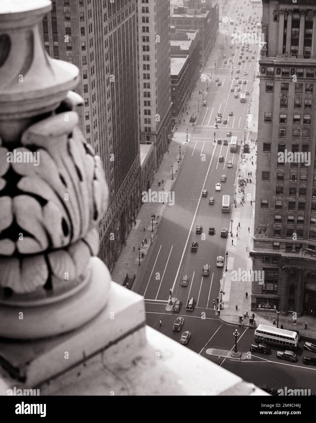 1930s VIEW DOWN TO THE TRAFFIC ON MICHIGAN AVENUE FROM THE TOP OF THE WRIGLEY BUILDING CHICAGO ILLINOIS USA - q37011 CPC001 HARS REAL ESTATE CONCEPTUAL STRUCTURES CITIES ESCAPE EDIFICE SECOND CITY WINDY CITY VERTIGO ARCHITECTURAL DETAIL ILLINOIS LOOKING DOWN SUICIDE BLACK AND WHITE IL MIDWEST MIDWESTERN OLD FASHIONED WRIGLEY Stock Photo