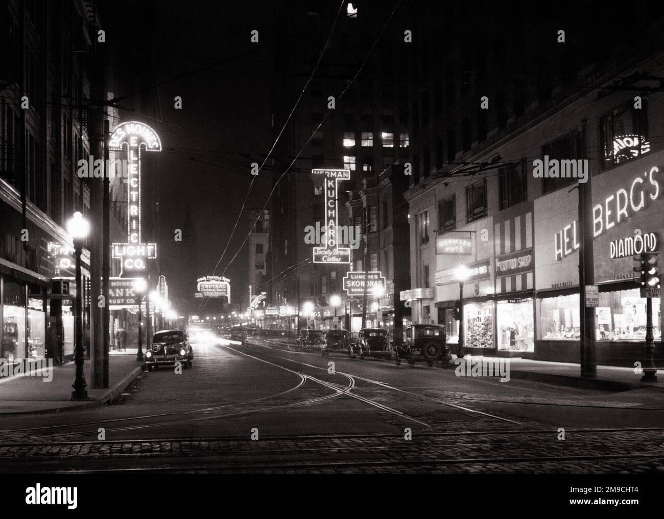 1940s 1950s SHOPPING STREET AT NIGHT DES MOINES IOWA USA r3243 HAR001