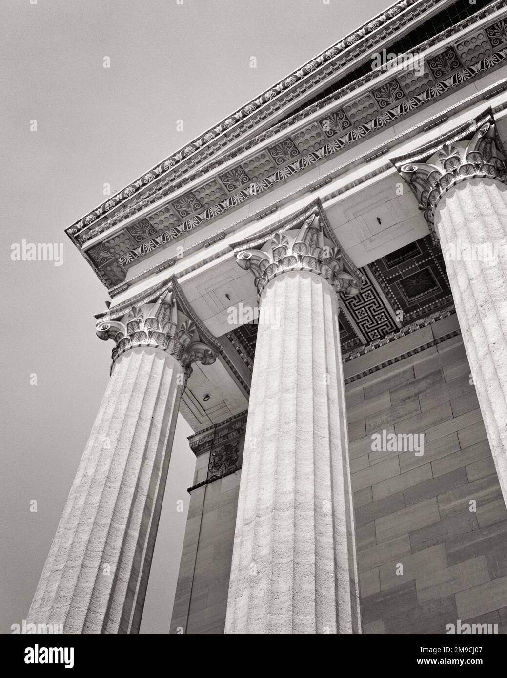 1960s LOOKING UP THE LENGTH OF TWO CORINTHIAN ORDER COLUMNS  - s13256 HAR001 HARS SYMBOLIC ARCHITECTURAL DETAIL CONCEPTS CREATIVITY PRECISION BLACK AND WHITE HAR001 OLD FASHIONED REPRESENTATION SCROLLS Stock Photo