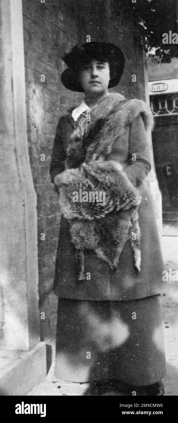 Woman wearing fur hi-res stock photography and images - Alamy