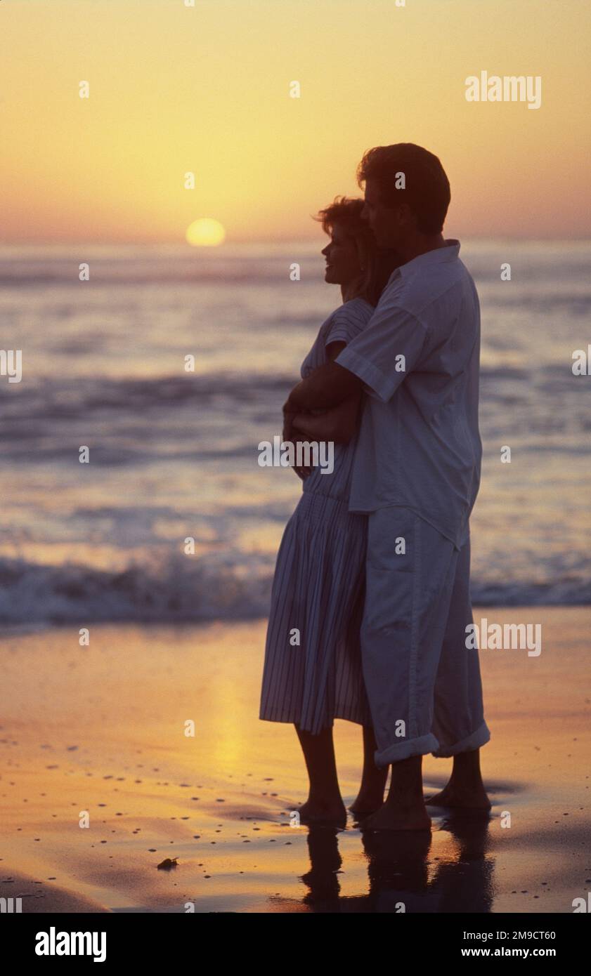 Couple embracing silhouette hi-res stock photography and images - Alamy