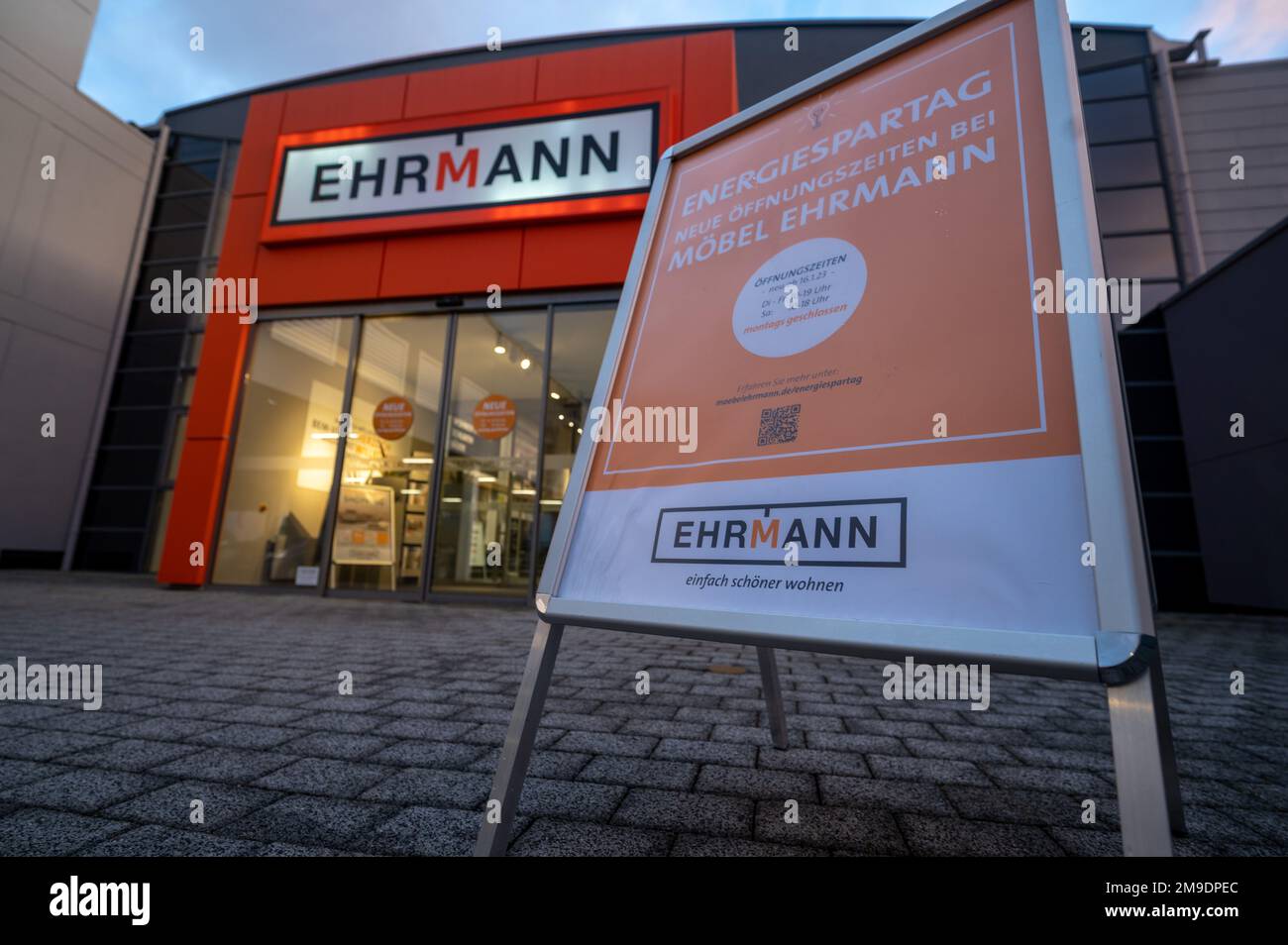 Trier, Germany. 11th Jan, 2023. A sign indicating that the sales rooms are closed on Mondays is