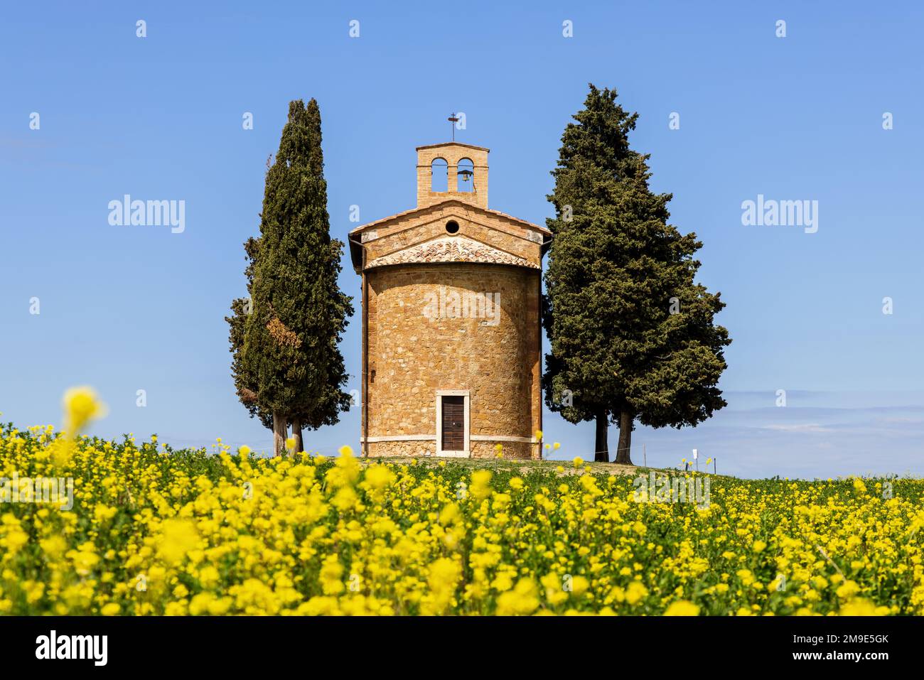 Cappella della Madonna di Vitaleta, a famous chapel in the Val d'Orcia in Tuscany, Italy. Stock Photo