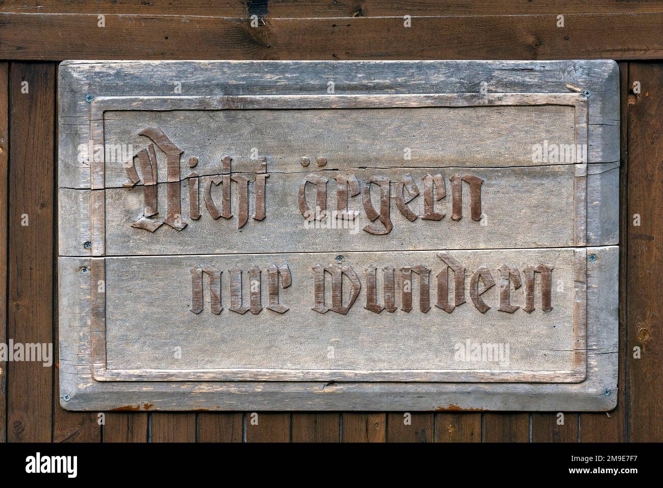 Wooden sign with saying, Nicht aergern nur wundern, Bavaria, Germany Stock Photo