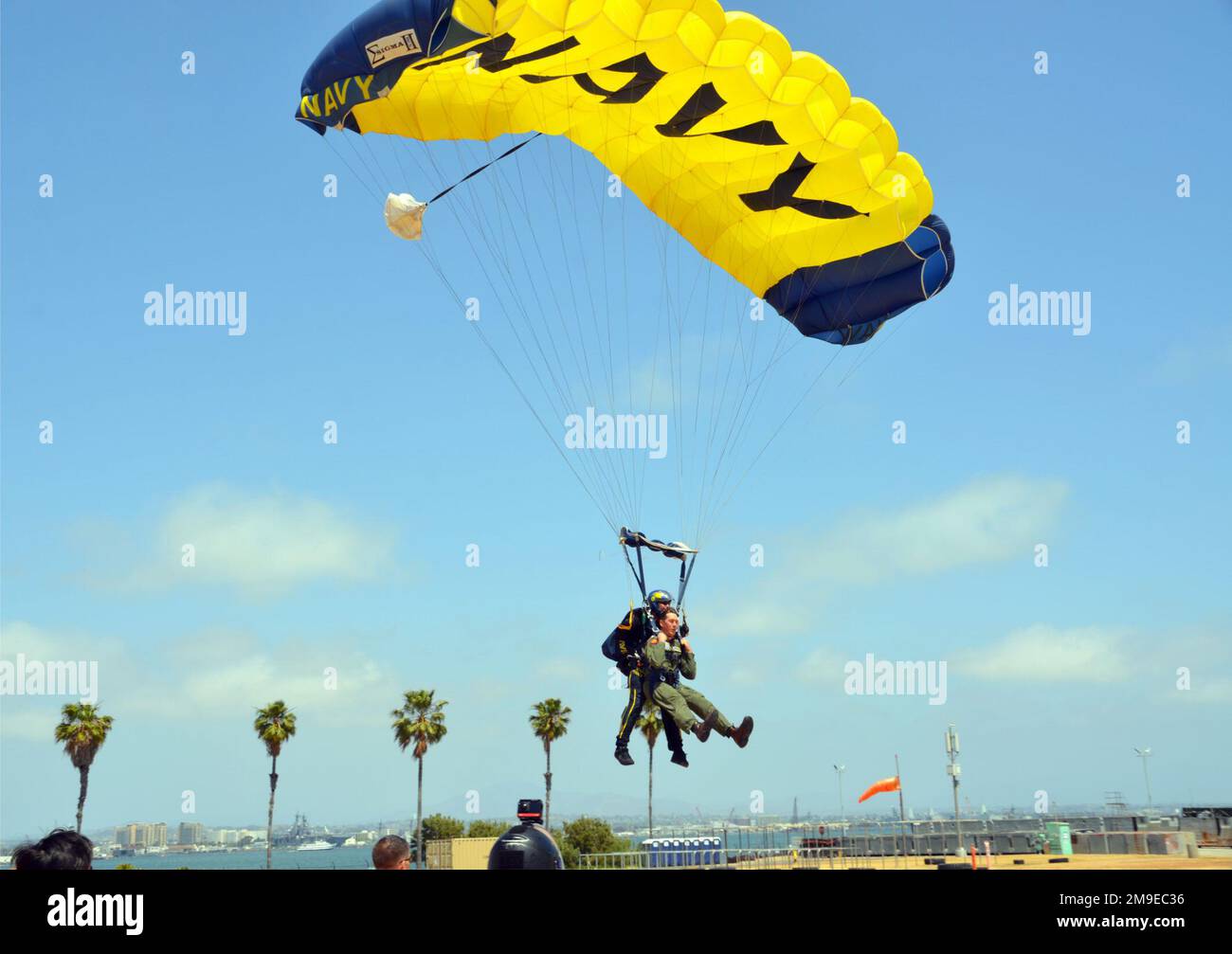 Jumping from helicopter hi-res stock photography and images - Alamy