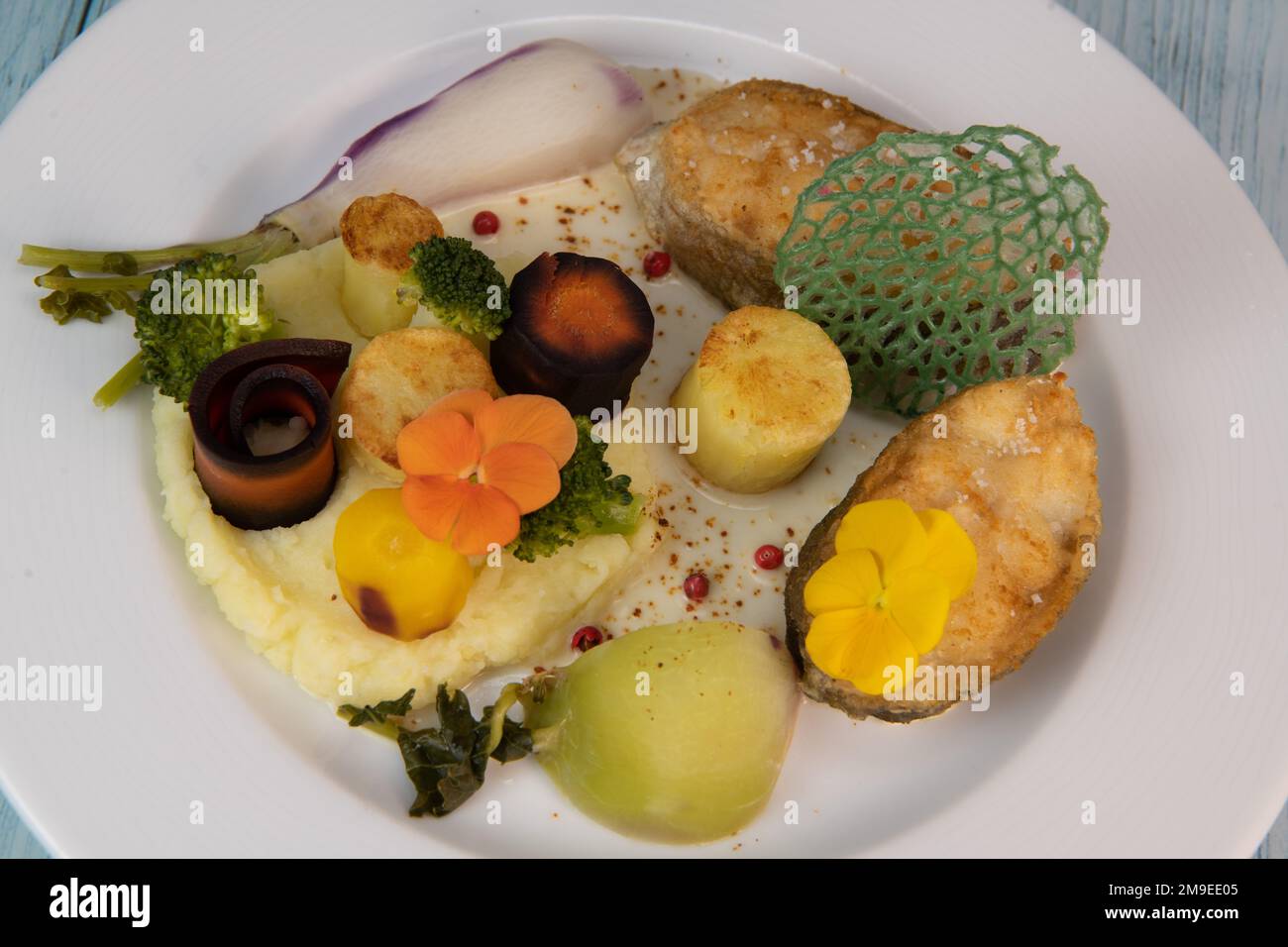 Recipe of cod steak, mashed potatoes and its farandole of vegetables