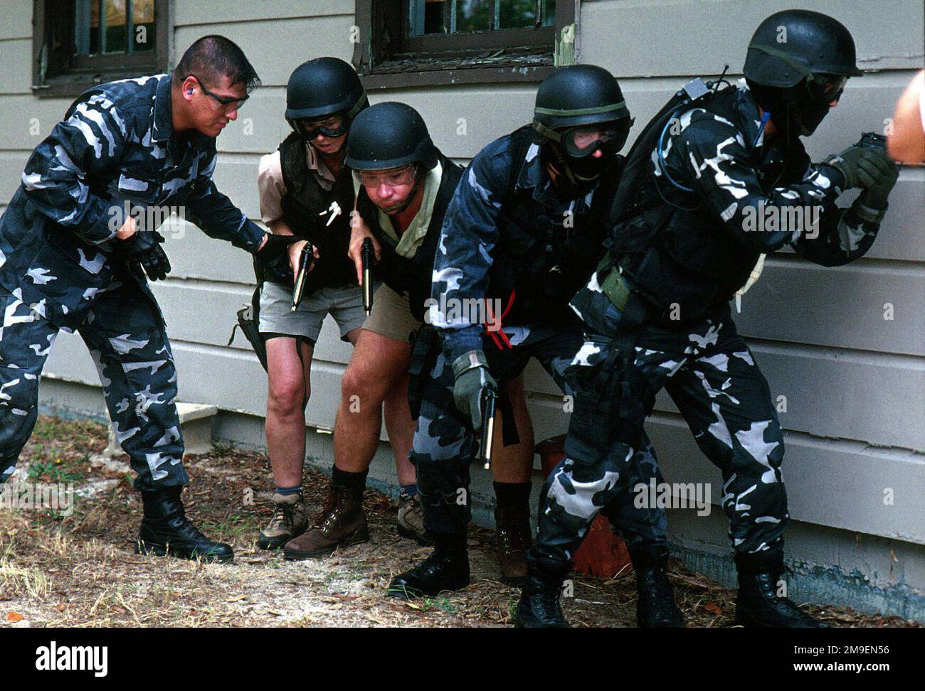 Famed Auatralian crocodile hunter Steve Irwin and his wife Terri Raines (center) participate in an anti-terrorist course with security pesonnel from Eglin AFB. During their visit to Eglin, Steve and Terri spent most of their time filmimg the base's environmental management program. Base: Eglin Air Force Base State: Florida (FL) Country: United States Of America (USA) Stock Photo