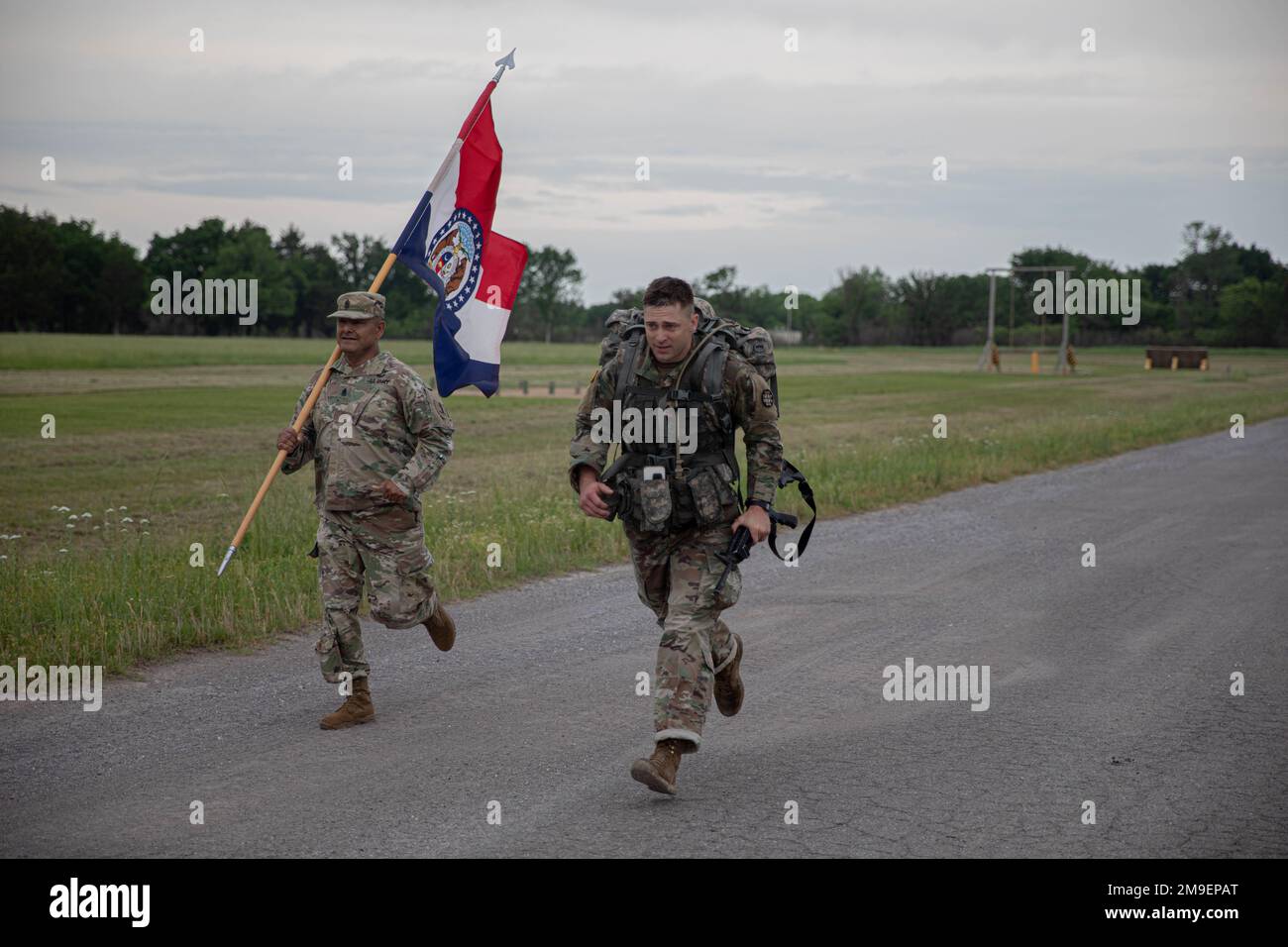 Staff Sgt. Michael Lincks, Missouri National Guard, runs the final stretch of a 12 mile ruck march, a challenge at the National Guard Region V Best Warrior Competition, Camp Gruber Training Center, Okla., May 19, 2022. The Annual Competition brings together top-tier soldiers to challenge them on a variety of Army warrior tasks. (Oklahoma National Guard photo by Sgt. Reece Heck) Stock Photo