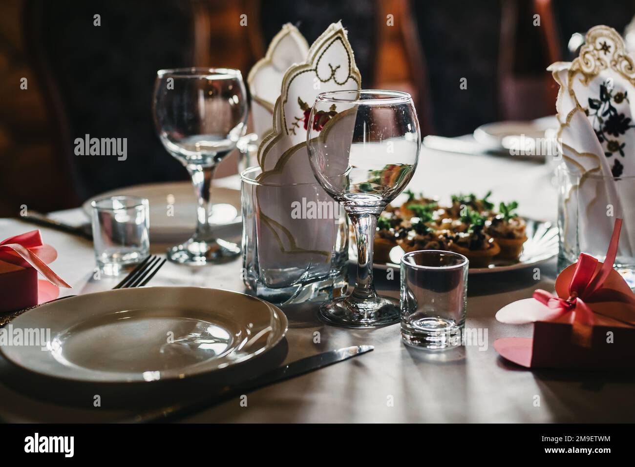 Paper napkins in glasses restaurant hi-res stock photography and images -  Alamy