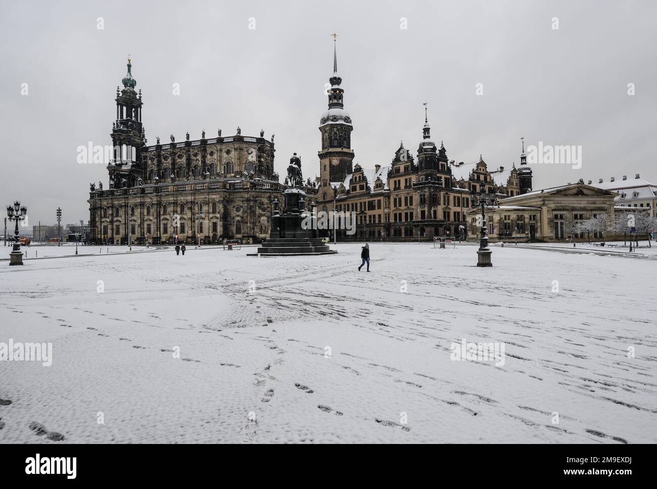 Dresden, Germany. 18th Jan, 2023. Snowcovered is the Theaterplatz in