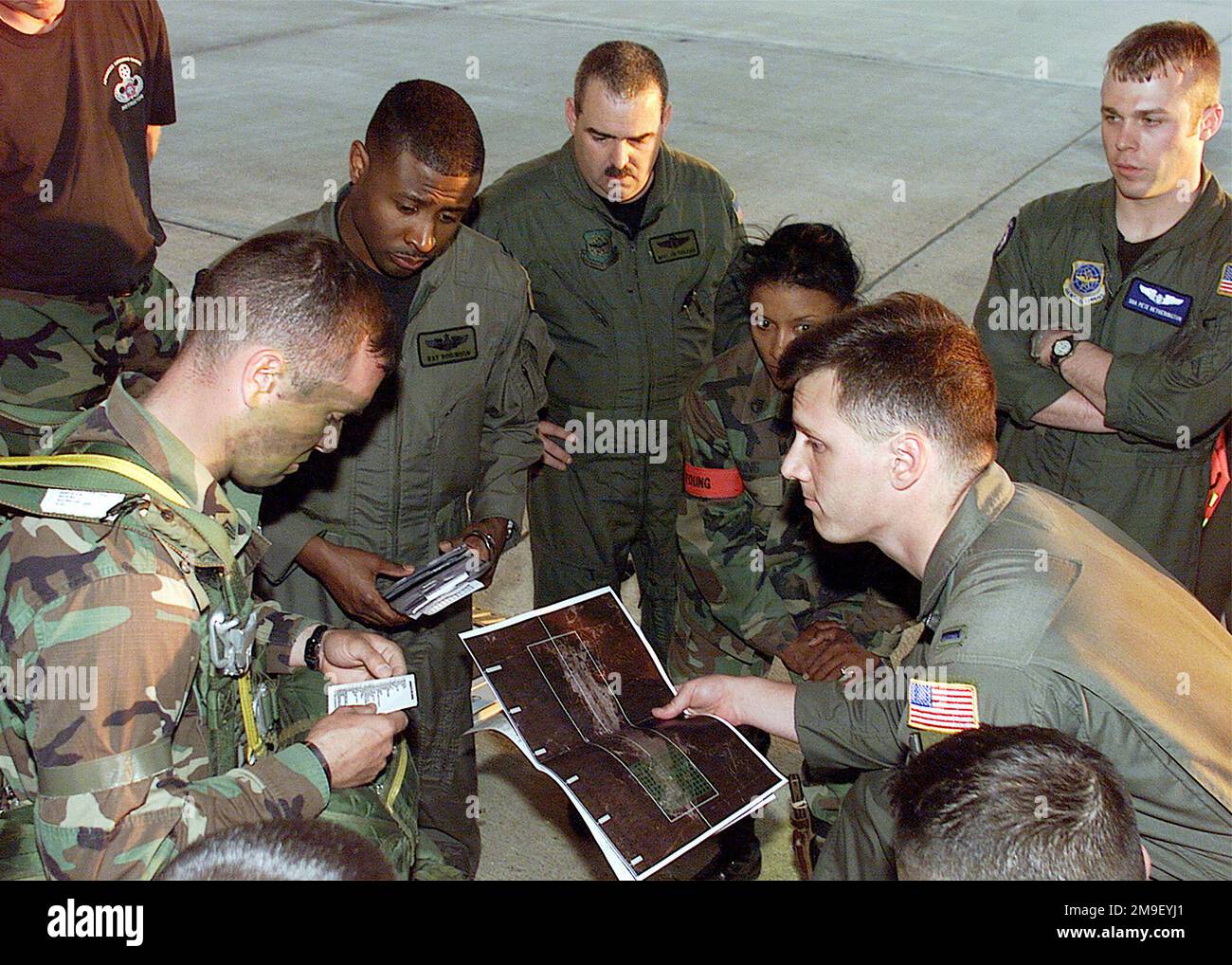 Medium shot, high angle, Captain Ray Robinsion, USAF, Pilot and First Lieutenant Mike Arndt, USAF, Navigator, 6th Airlift Squadron, McGuire Air Force Base, New Jersey, give a final briefing, while others look on, to Jumpmasters from the 82nd Airborne Division, Fort Bragg, North Carolina. The briefing gives the Jumpmasters the latest conditions for their mission to be inserted onto the drop zone on Fort Polk, LA. The exercise, called Large Package Week involves the airdropping of 1200nd paratroopers from the 82nd Airborne and their heavy equipment onto the drop zone. Large Package Week is a qua Stock Photo