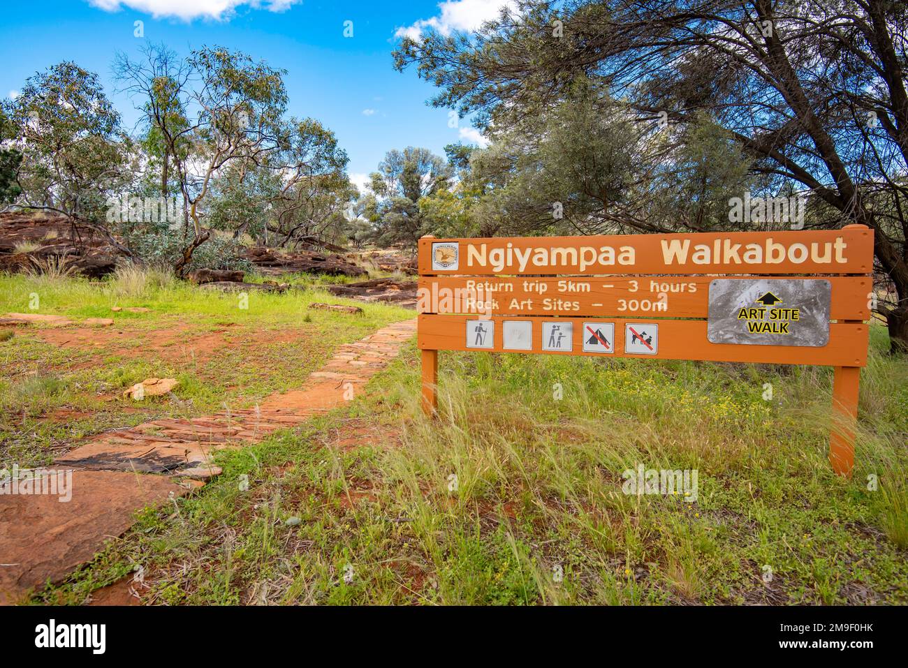 The start of the Ngiyampaa Walkabout, home to Aboriginal rock paintings (artwork) at Mount Grenfell, 70km west of Cobar, New South Wales, Australia Stock Photo