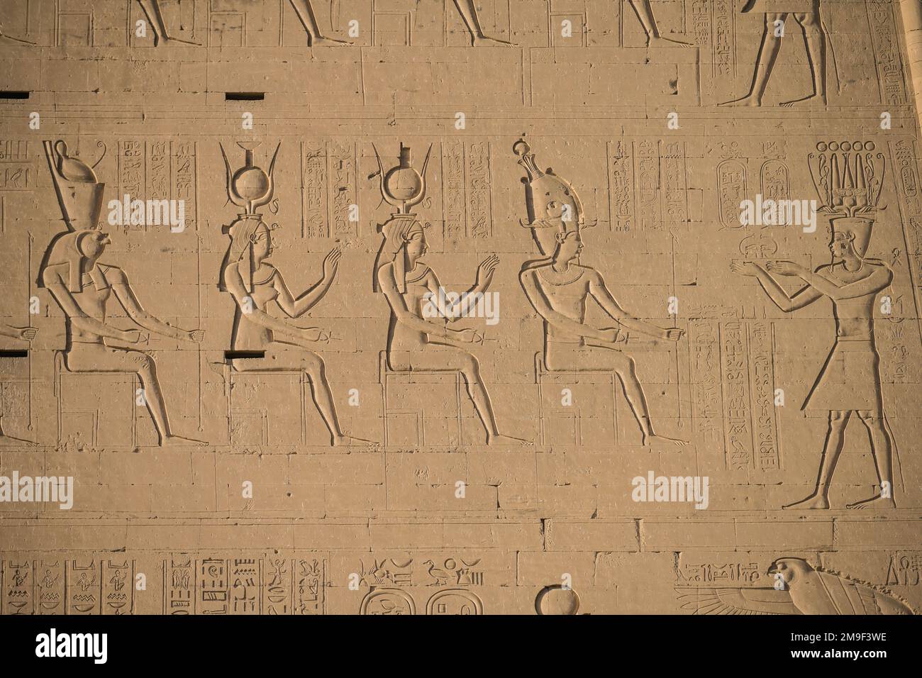 Relief auf dem Pylon, Horus-Tempel, Edfu, Ägypten Stock Photo