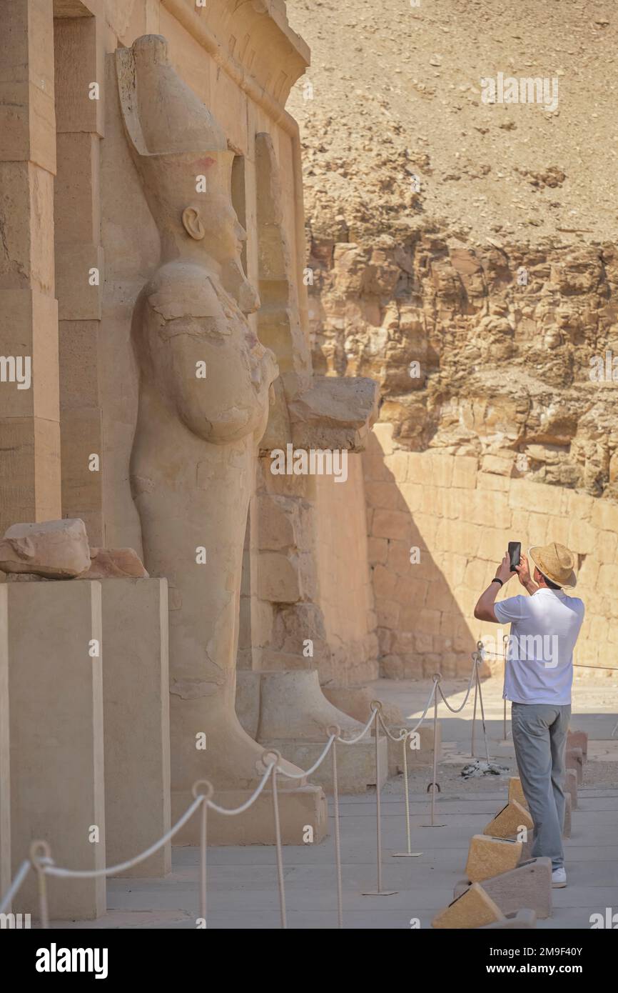 Tourist, Osiris-Pfeiler der zweiten Terrasse, Totentempel der Hatschepsut, West-Theben, Ägypten Stock Photo