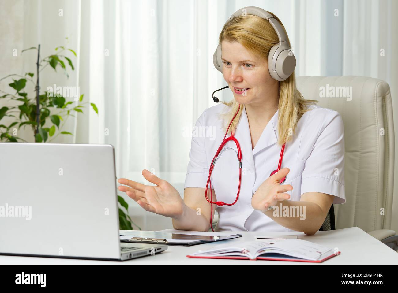 Virtual doctor visit hi-res stock photography and images - Alamy