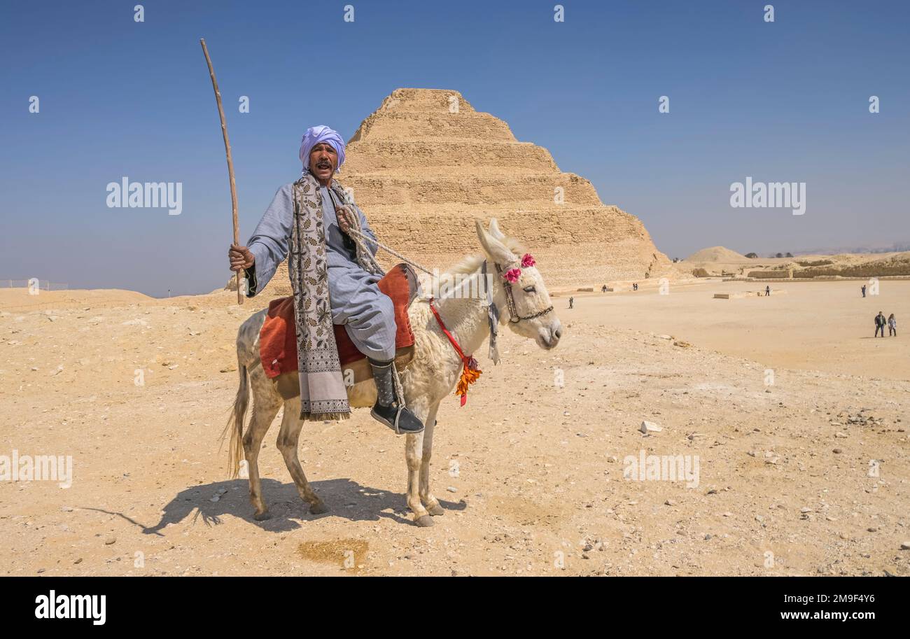Reiter bietet sich für Geld als Fotomotiv an, Stufenpyramide des König Djoser, Nekropole von Sakkara, Ägypten Stock Photo