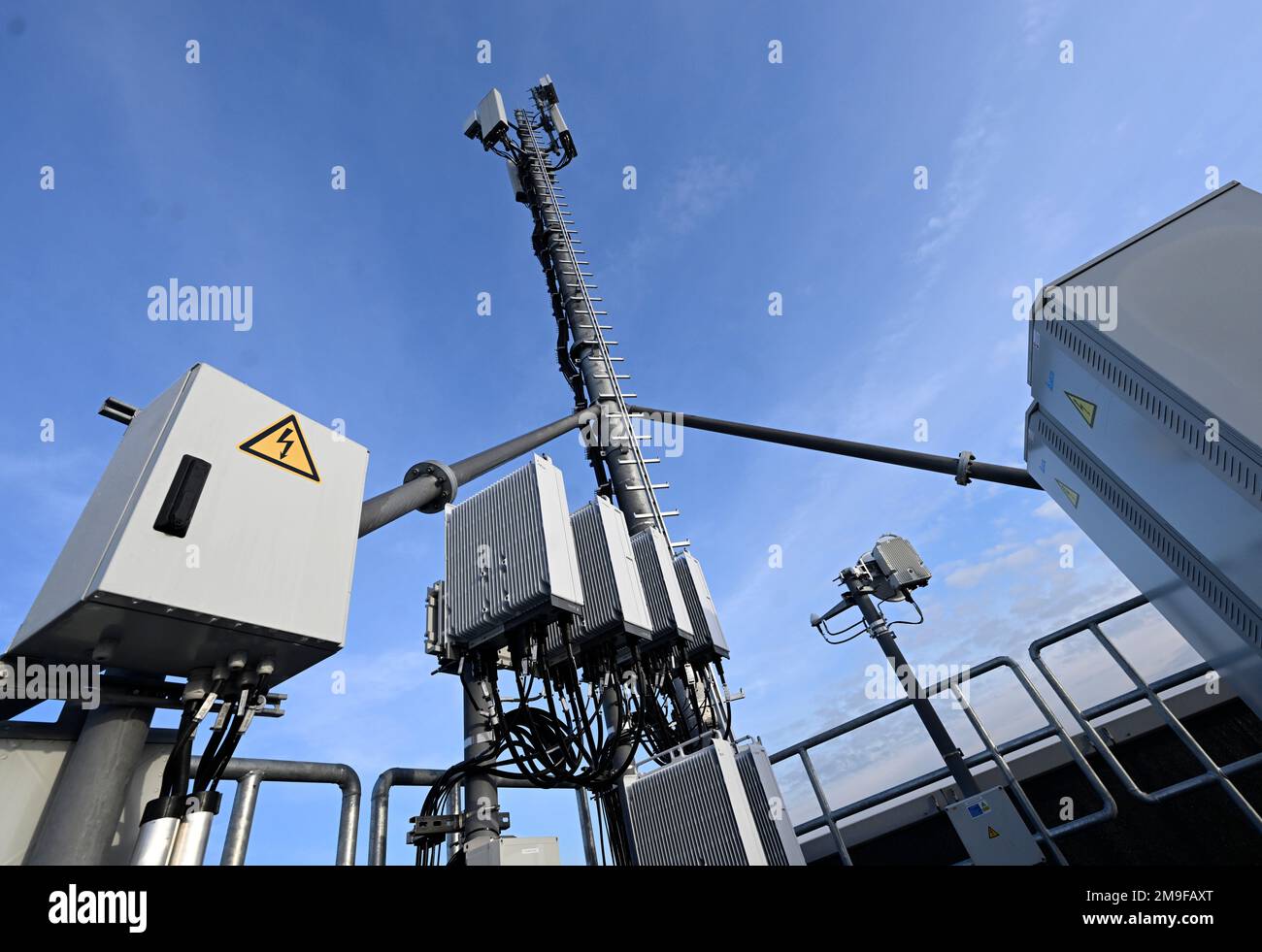 18 January 2023, North Rhine-Westphalia, Duesseldorf: A new 5G mobile  communications mast from Vodafone stands on a high-rise building at the  Mörsenbroicher Ei intersection. In the first half of the year, 33