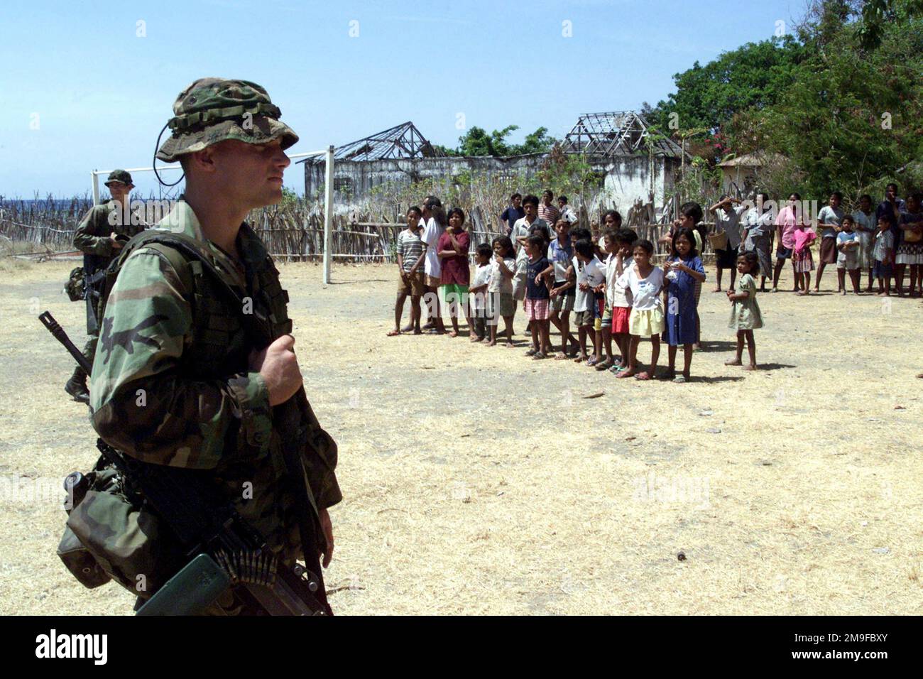 US Marine Lance Corporal Gregory Hughes, a SAW (Squad Automatic Weapon) GUNNER with Third Platoon, India Company, Battalion Landing Team 3/1, 13TH Marine Expeditionary Unit (Special Operations Capable), holds security at the Beach Landing Zone on Arturo Island during a Humanitarian Assistance Operation, East Timor, September 2000. US Marines and Sailors from Tarawa Amphibious Ready Group spent three days in East Timor providing Medical and Community Relations Services to help rebuild the war torn nation. Subject Operation/Series: HUMANITARIAN ASSISTANCE OPERATION, EAST TIMOR Base: Arturo Islan Stock Photo