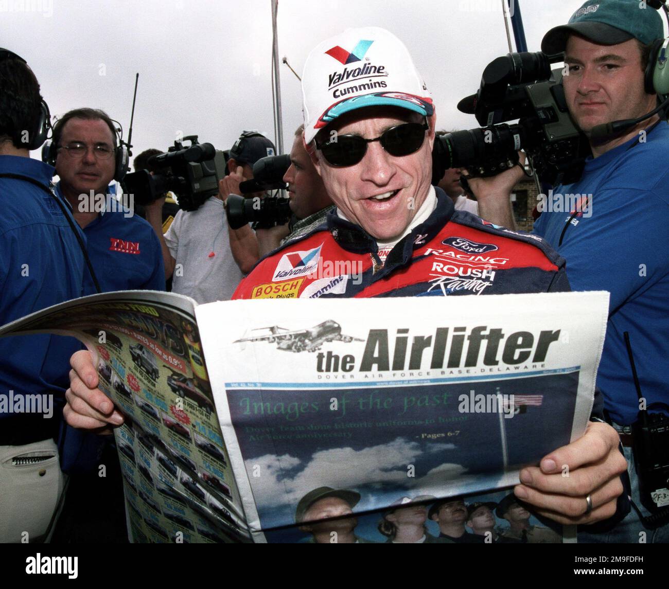 Nascar driver Mark Martin (#6) reads the Dover Air Force Base 'Air Lifter' newspaper before the start of the MBNA 400 Winston Series race held at Dover Downs International Speedway, Delaware, on September 24, 2000. Base: Dover State: Delaware (DE) Country: United States Of America (USA) Stock Photo