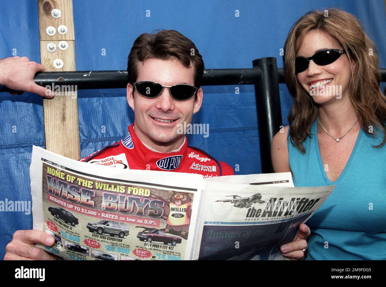 Nascar driver Jeff Gordon (#24) reads the Dover Air Force Base 'Air Lifter' newspaper before the start of the MBNA 400 Winston Series race held at Dover Downs International Speedway, Delaware, on September 24, 2000. Base: Dover State: Delaware (DE) Country: United States Of America (USA) Stock Photo