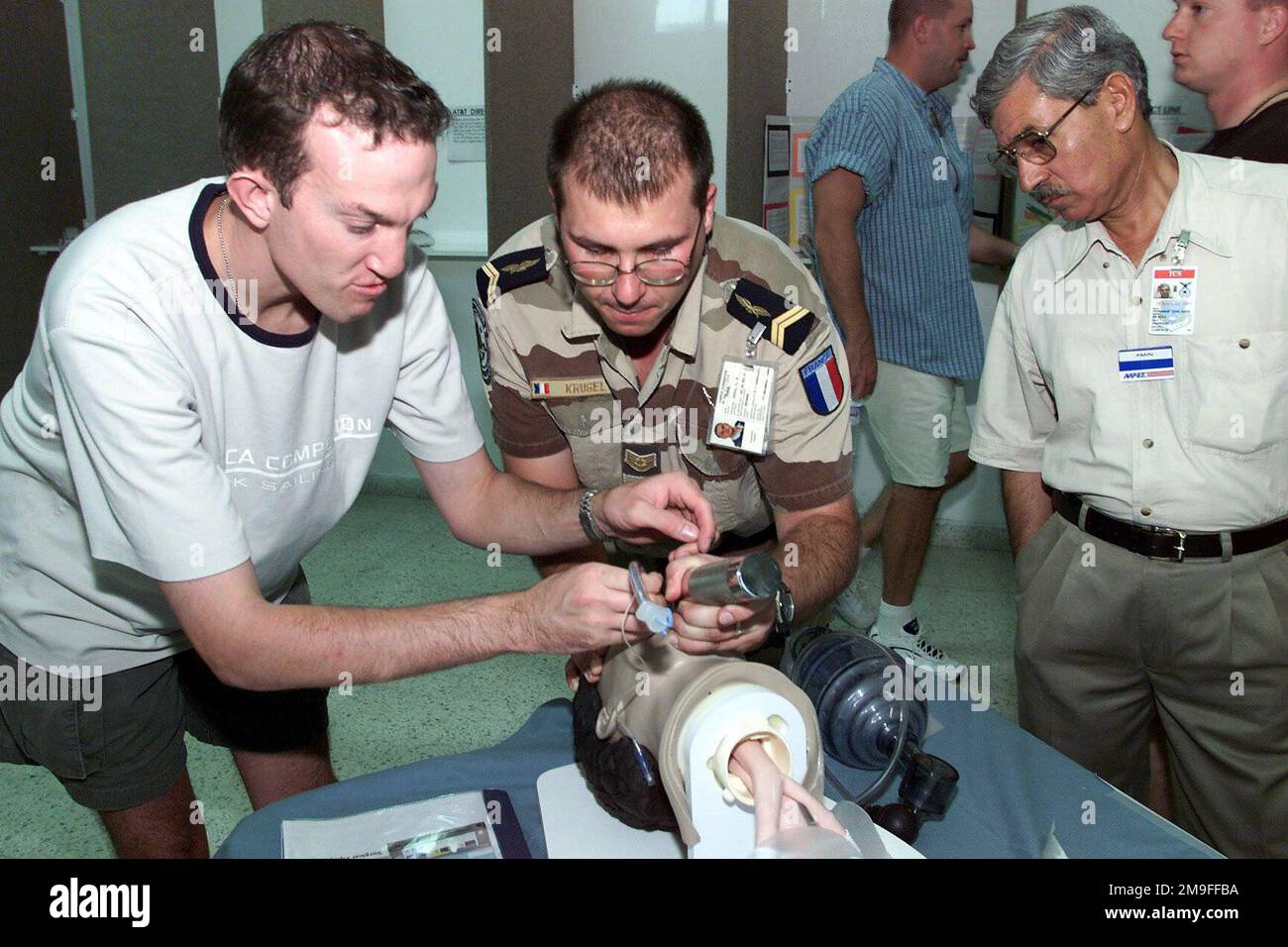 US Air Force Captain Timothy Roets (Left), 363rd Expeditionary Medical Group, shows French Air Force Sergeant Krugel (Center) how to intubate an airway during the Health Fair, Prince Sultan Air Base, Saudi Arabia on October 22nd, 2000. CAPT Roets is part of the coalition force here to support Operation SOUTHERN WATCH, a military effort to enforce the no-fly and no-drive zone in Southern Iraq. Subject Operation/Series: SOUTHERN WATCH Base: Prince Sultan Air Base Country: Saudi Arabia (SAU) Stock Photo