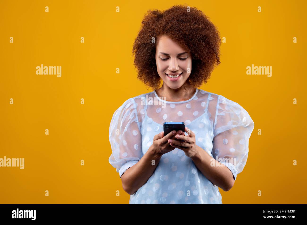 Young woman with a smartphone hi-res stock photography and images - Alamy