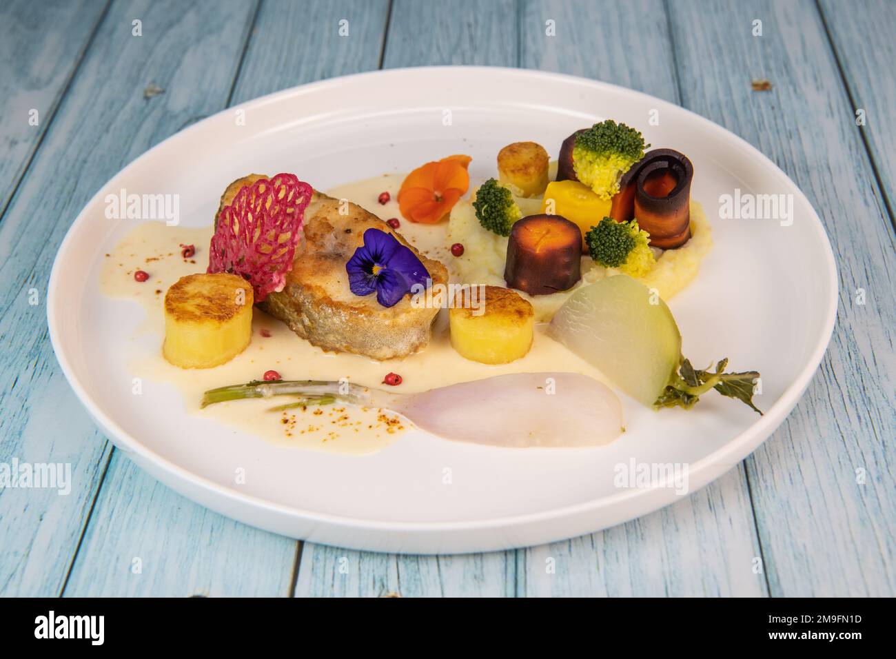 Recipe of cod steak, mashed potatoes and its farandole of vegetables