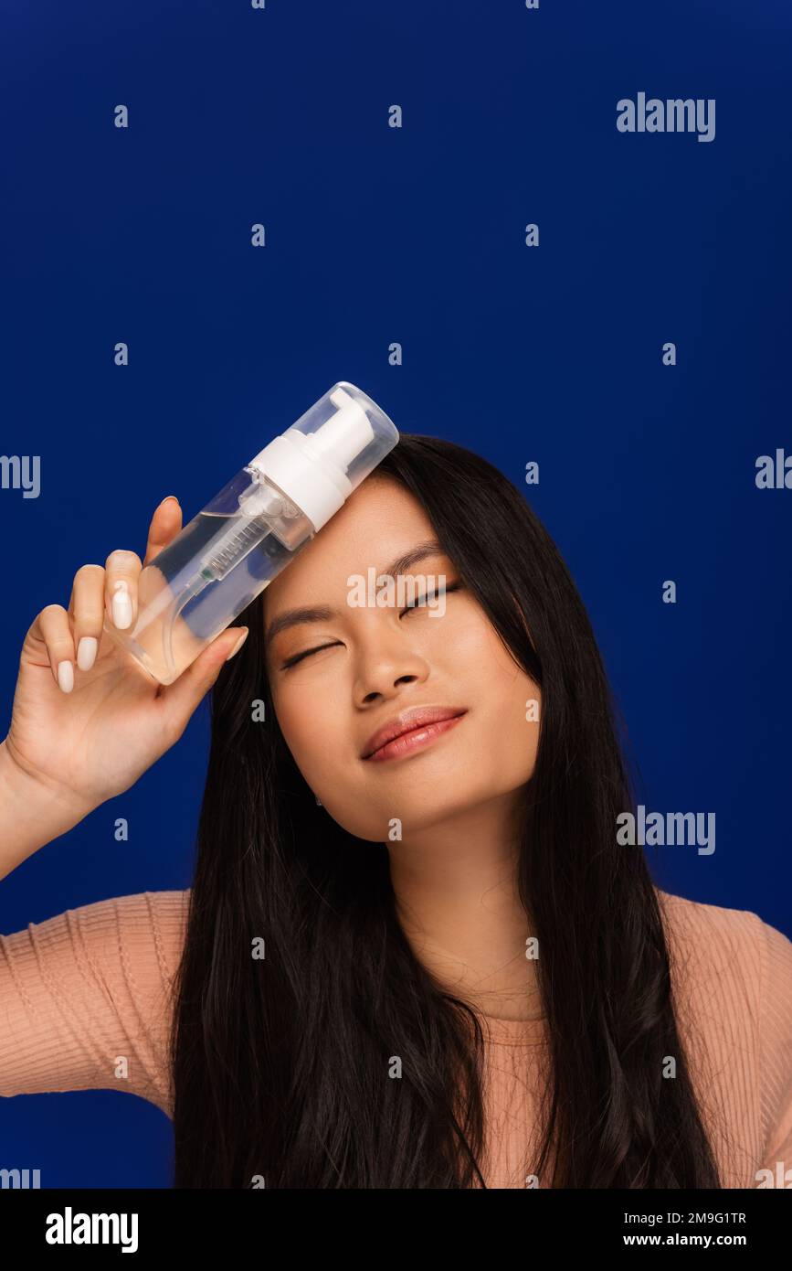 Cleansing foam hi-res stock photography and images - Alamy