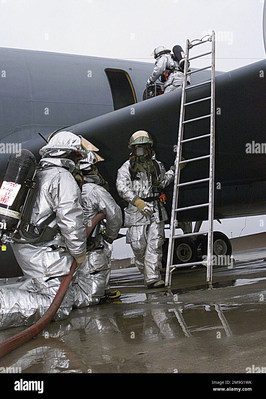STAFF Sergeant (SSgt) Larra Erwin, SSgt Phil Wunkleman, SENIOR AIRMAN Joe Poplar, AIRMAN (AMN) Erik Waldrod, AMN Kyle Dos, of the 92nd Civil Engineering Squadron, prepare to clear out a smoke filled cockpit during Operational Readiness Inspection (ORI) EXERCISE CRISIS REACH 01-49, Fairchild Air Force Base, Washington. Members are wearing aluminized turnout gear or Crash/Fire/Rescue Suit (CFR) and Self Contained Breathing Apparatus (SCBA). Gear is used by fire fighters in high heat applications. Subject Operation/Series: CRISIS REACH 01-49 Base: Airway Heights State: Washington (WA) Country: Un Stock Photo