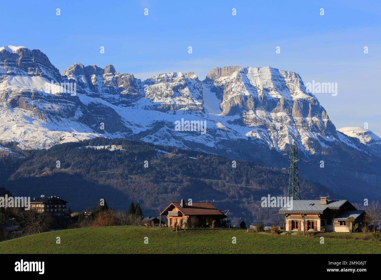 Paysage enneigé chalet hi-res stock photography and images - Alamy