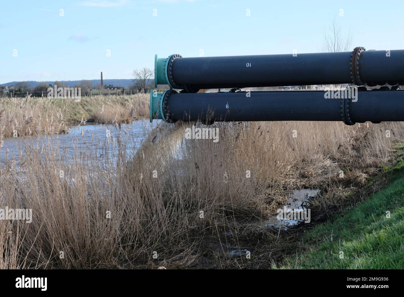 Northmoor, UK. 18th Jan, 2023. Flood levels have prompted the Environment Agency and local authorities to declare an emergency. To move water back into the river additional pumps have been put in place at the Northmoor pumping station. The Somerset Levels faced major flooding in 2014. Credit: JMF News/Alamy Live News Stock Photo