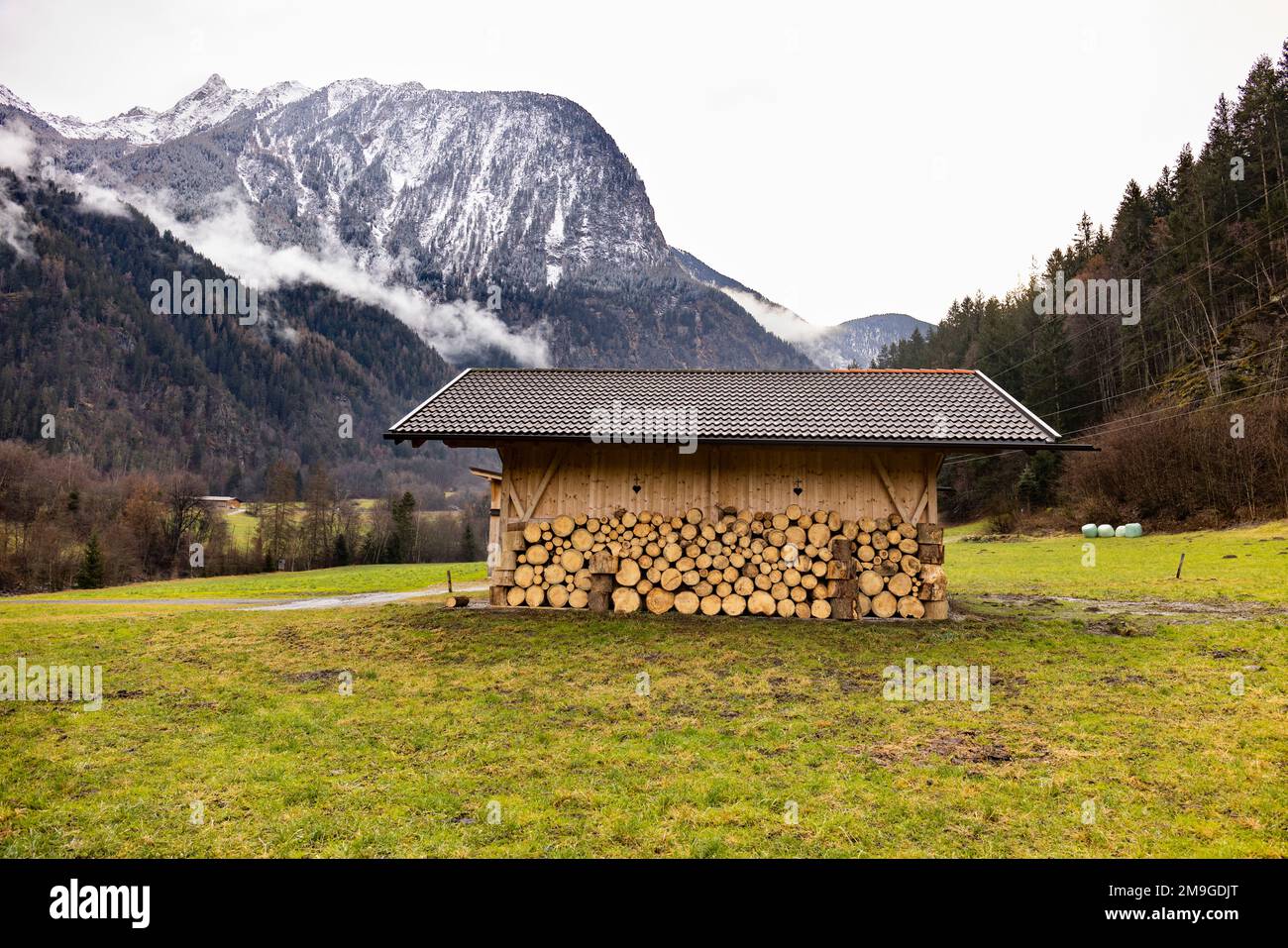 Holzscheune auf einer Alm im Ötztal Stock Photo