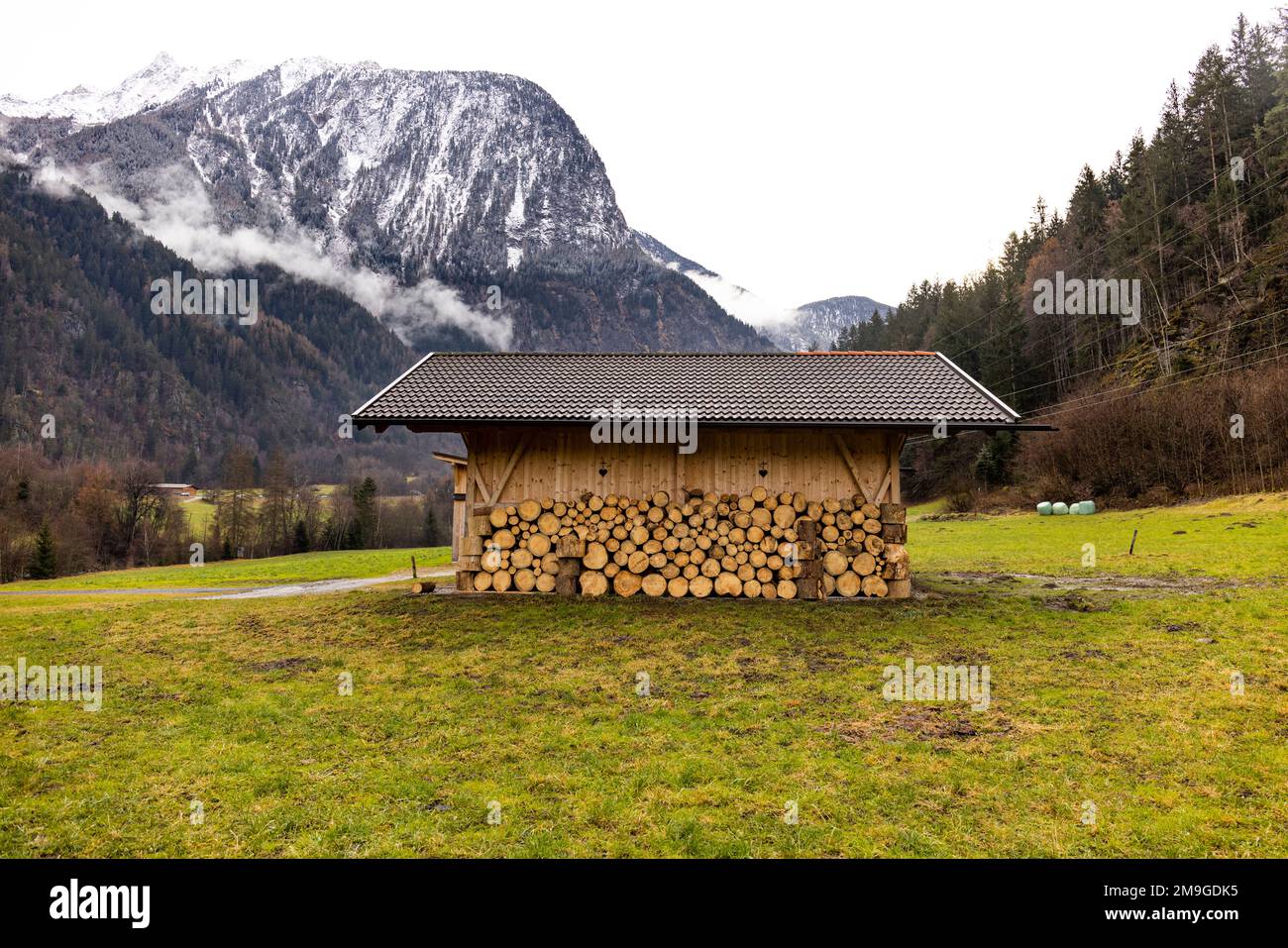 Holzscheune auf einer Alm im Ötztal Stock Photo