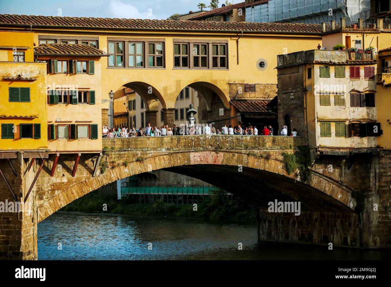 Florence, Italy. This the Ponte Vecchio, a bridge across the River Arno, which has had various buildings constructed over it with traditional retail outlets and apartments. Open all of the time, along the pedestrian zone south of Piazza della Repubblica towards Palazzo Pitti. Construction is a bit of a mystery, even though Giorgio Vasari, an artist & chronalist from the 1500s, attributed the bridge to Taddeo Gaddi15th September 2014. David Smith / Alamy Stock Photo