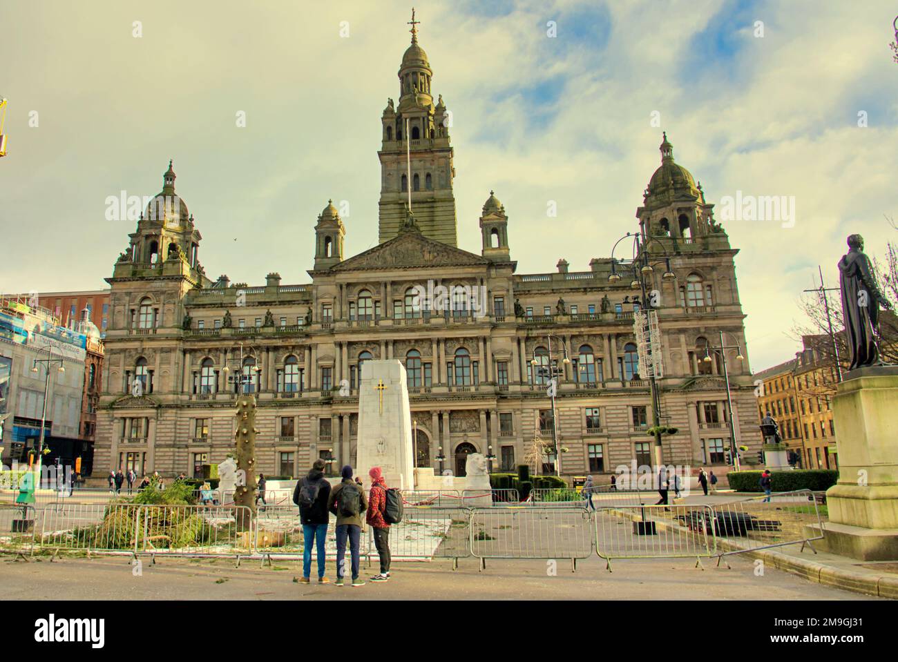 Glasgow, Scotland, UK 18th January, 2023.  City council City's Christmas tree finally comes down in george square much to the bemusement of tourist and locals alike as the manger housing still stands much to the amusement of all at council incompetence. Credit Gerard Ferry/Alamy Live News Stock Photo