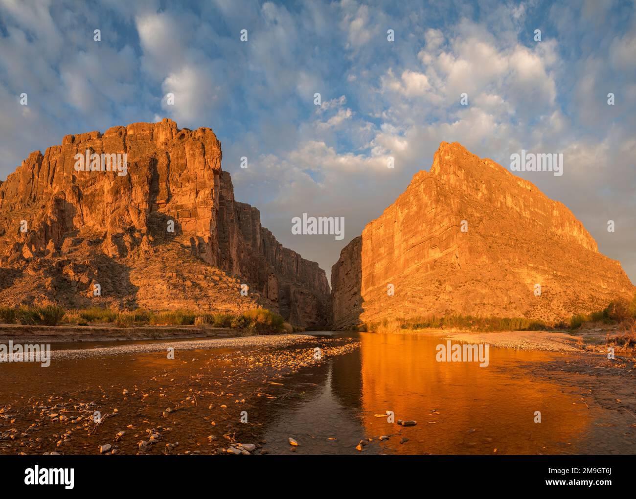 Landscape with cliffs in Santa Elena Canyon and Rio Grande River, Big Bend National Park, Chihuahuan Desert, Texas, USA Stock Photo
