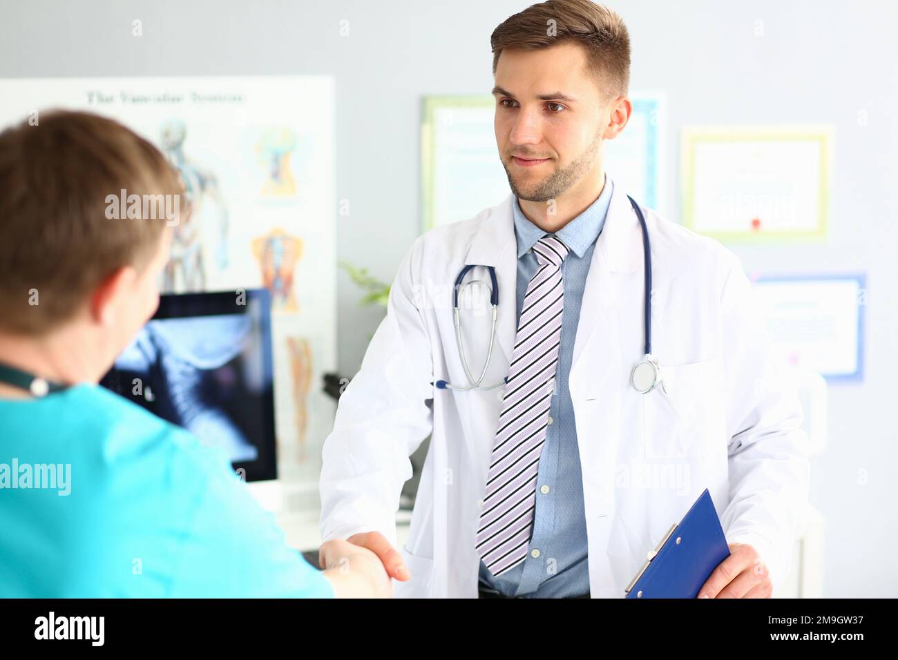 Doctor results patient happy hi-res stock photography and images - Alamy