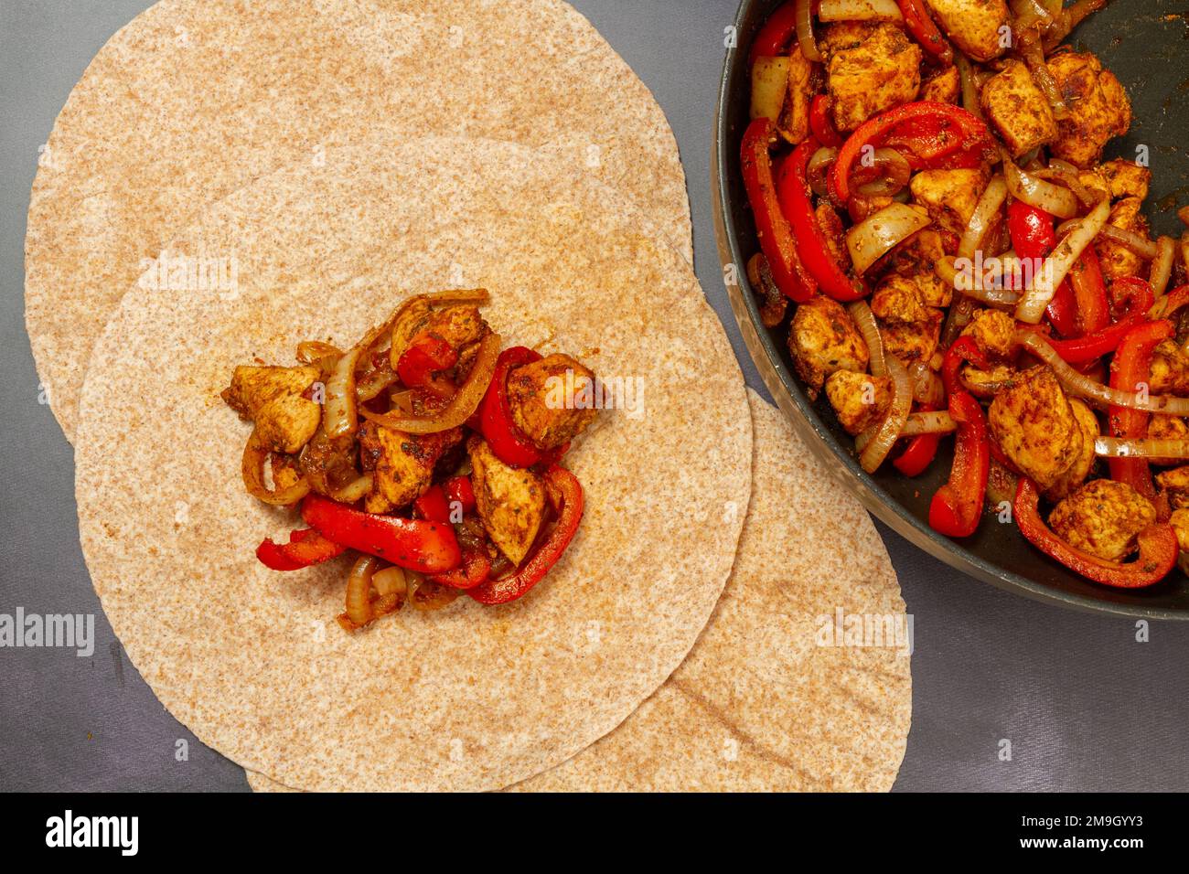 Chicken, red pepper and onion fajitas from above Stock Photo Alamy