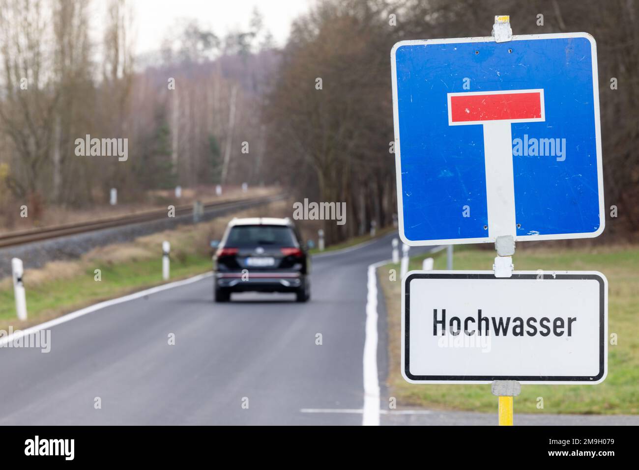 Immelborn, Germany. 18th Jan, 2023. A traffic sign points to the secondary road between Immelborn and Breitungen, which is closed due to flooding, where the Werra has overflowed its banks due to the precipitation of the past few days. Credit: Michael Reichel/dpa-Zentralbild/dpa/Alamy Live News Stock Photo