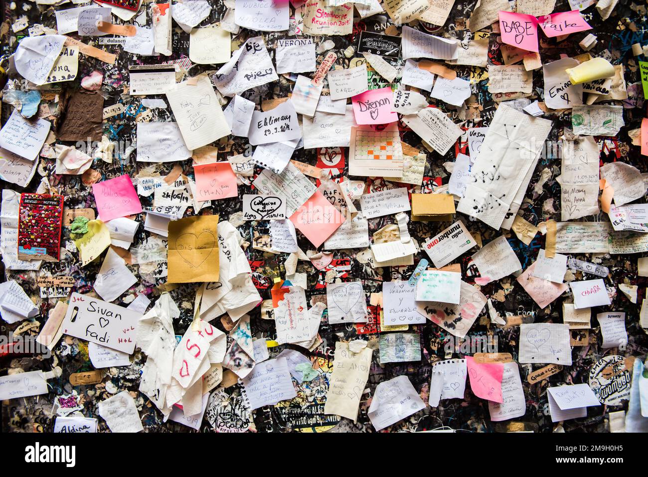 VERONA, ITALY - SEPTEMBER 26, 2019: Love letters at a wall of Juliet's House (Casa di Giulietta) in Verona. Popular place for tourists. Stock Photo