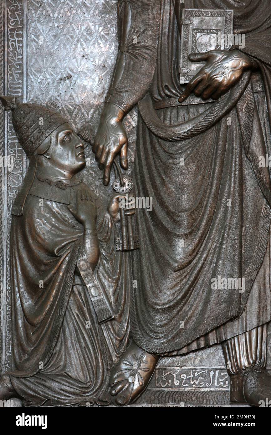 Saint-Pierre donnant les clés au pape Eugène IV. Porte Filarete (Antonio di Pietro Averlino. 1400-1469). Basilique Saint-Pierre. Cité du Vatican. Rome Stock Photo