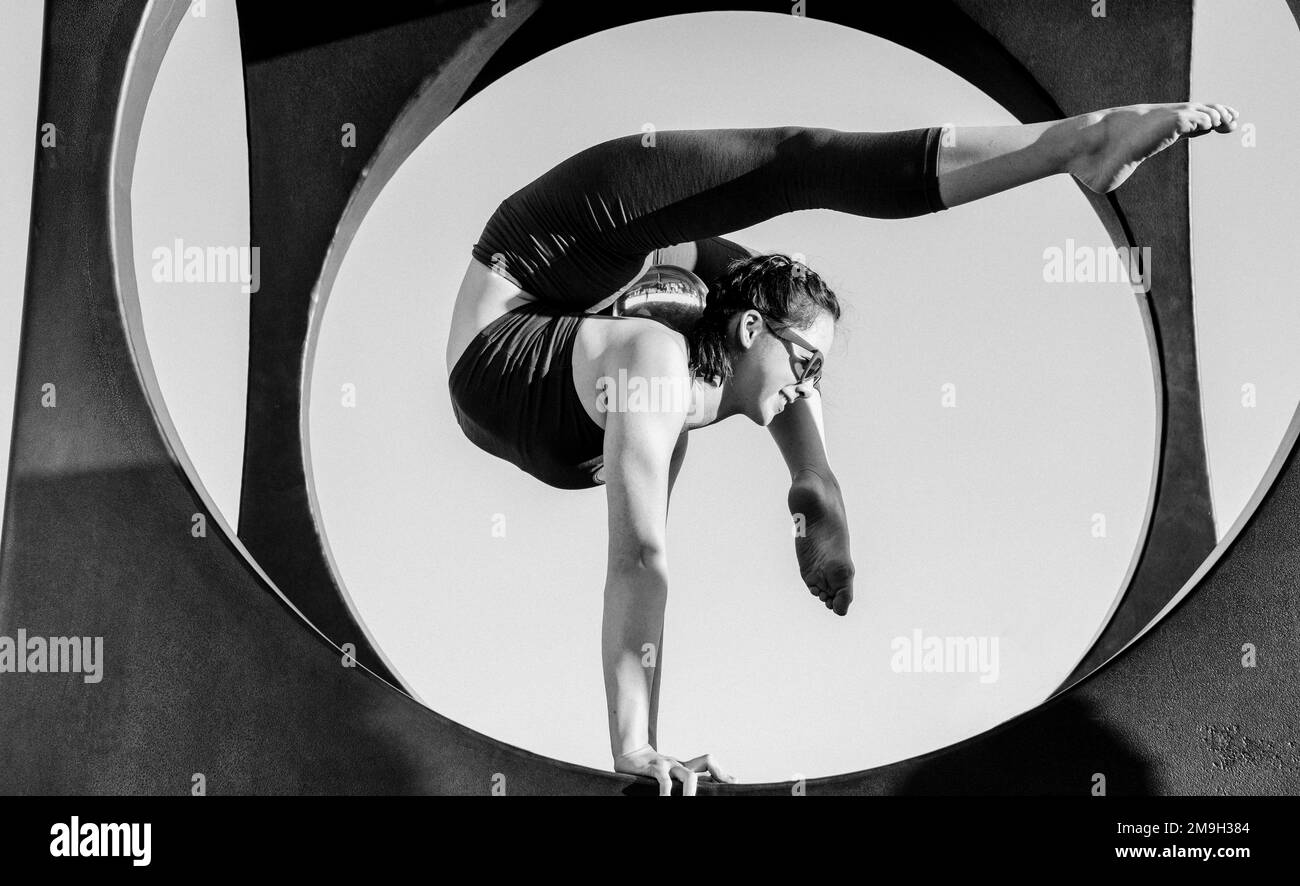 Contortionist in sunglasses, Seattle, Washington State, USA Stock Photo